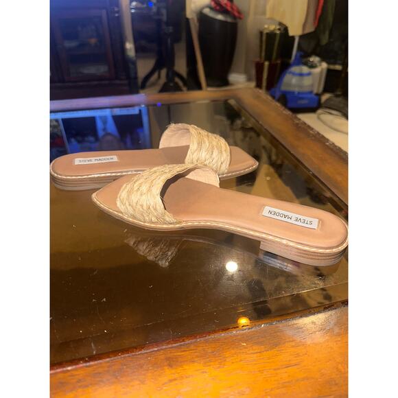 ⭐️ Women’s Steve Madden Beige woven Slide Sandals. Size 9 Vacation Resortwear - Picture 3 of 5